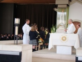 3.2 Ida a F&aacute;tima - Entrega de um ramo de Flores do jardim do Cedros a Nossa Senhora