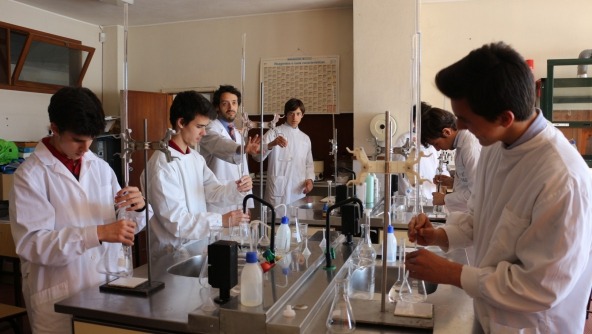 Planalto - Química no laboratório